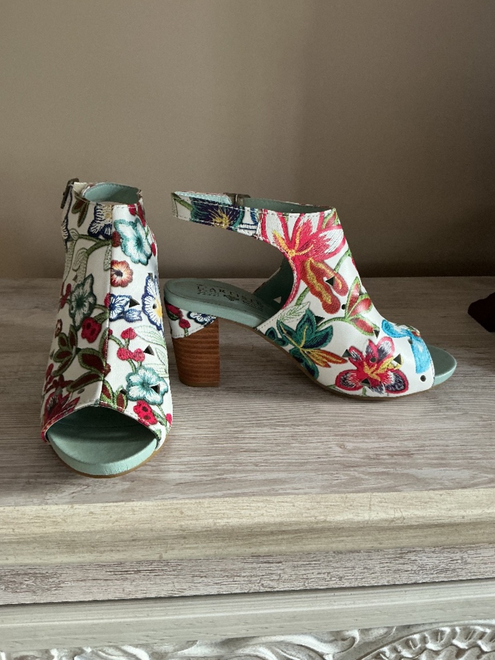Ladies new L’Artiste Tapestry leather sandals size 9